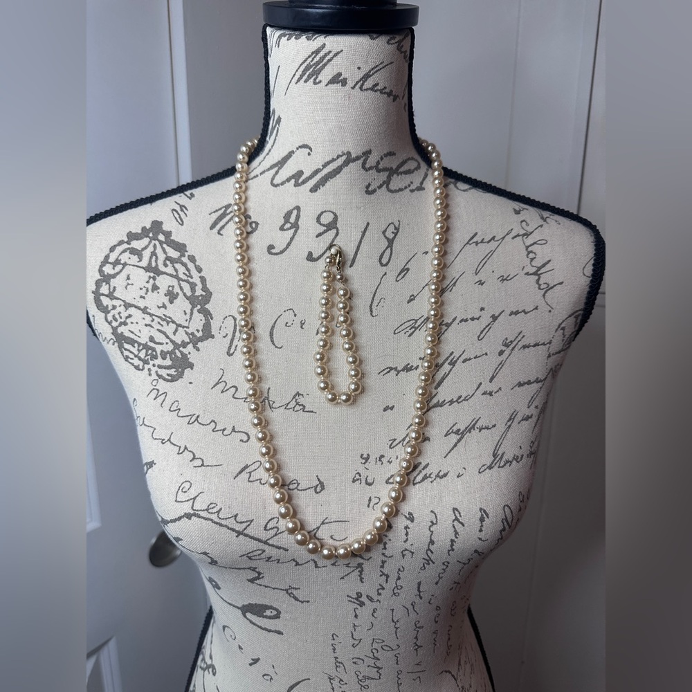 Vintage Glass Pearl Necklace and Bracelet Set - Picture 2 of 3